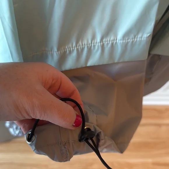 LN RAINCOAT SUOER LIGHTWEIGHT HOOD POCKETS BUNGEES TO ADJUST, SIZE MEDIUM - Picture 9 of 17